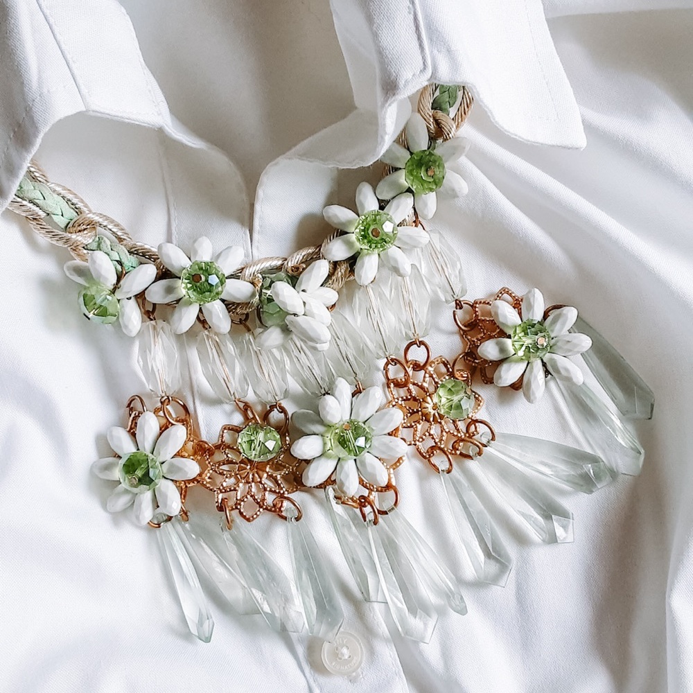 Stylish gold mint necklace